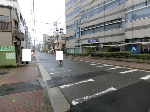 ヴェレーナ木場公園アプローチ4｜歩者分離されて安全な幅広い路地がメインアプローチです。