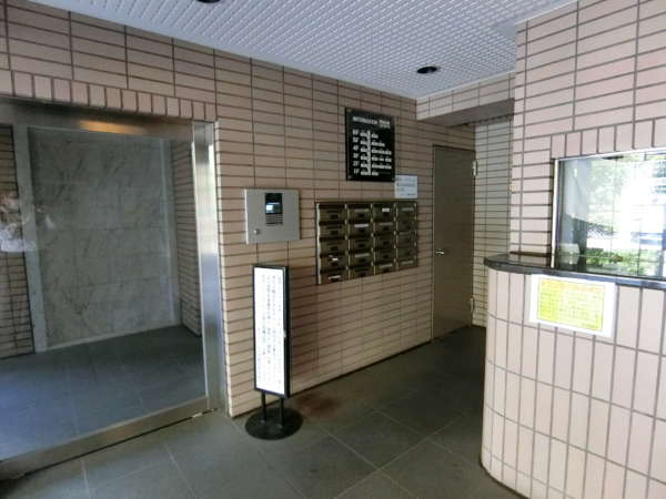 ダイアパレス西葛西外観共用部1｜エントランスを入ると、管理人室、オートロックがあります。