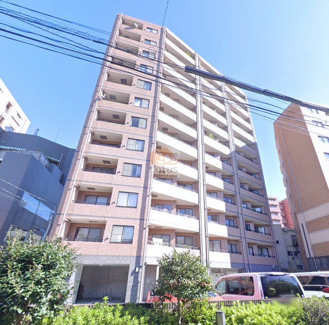 西側から見た外観で、建物はSRC造の直線的なフォルムで、周囲の建物と比較しても高さが際立っていますジェイパーク御苑内藤町は、平成13年築、12階建てのマンションです。