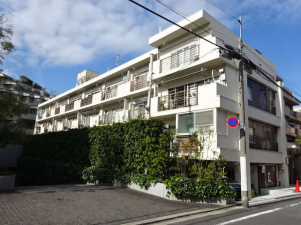 市ヶ谷コーポ外観１｜市ヶ谷コーポは昭和４３年築、４階建てのマンションです。最寄り駅は大江戸線「牛込神楽坂」駅です。総武・中央線他「飯田橋」駅、「市ヶ谷」駅も徒歩１０分圏内です。