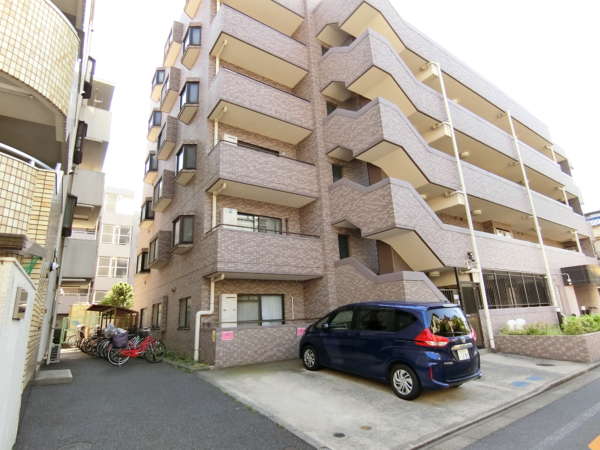 ダイアパレス西葛西外観共用部3｜こじんまりとしたかわいいマンションです。道路に面して駐車場が設置されています。