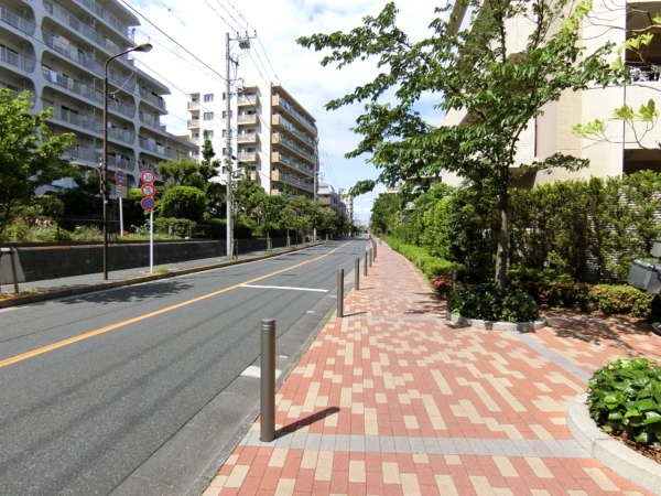 ダイアパレス西葛西アプローチ1｜インターロッキング舗装された綺麗な歩道です。北東方面に進みます。この辺りは大規模マンションが多いので開発されています。
