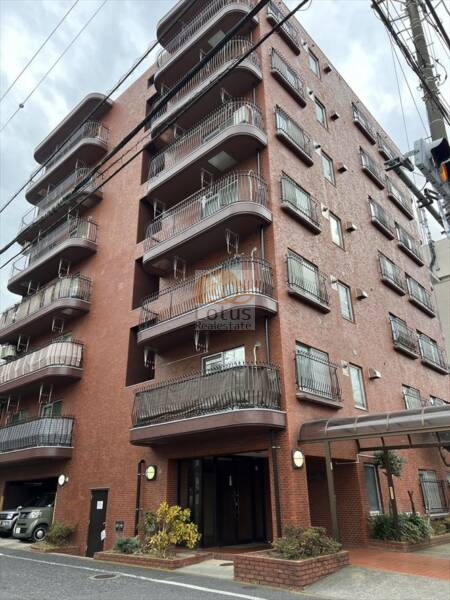ハイメゾン千石外観１｜ハイメゾン千石は、昭和53年築の7階建てのマンションです。外壁はレンガ調タイル張りで、上品な雰囲気を醸し出しています。