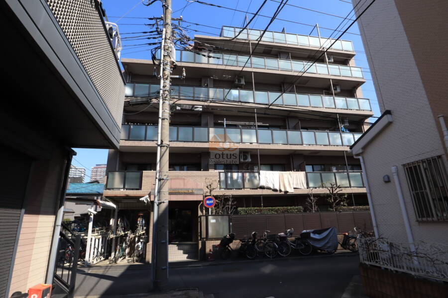 ライオンズマンション押上第２外観4｜エントランスは南西向きで明るい印象です。