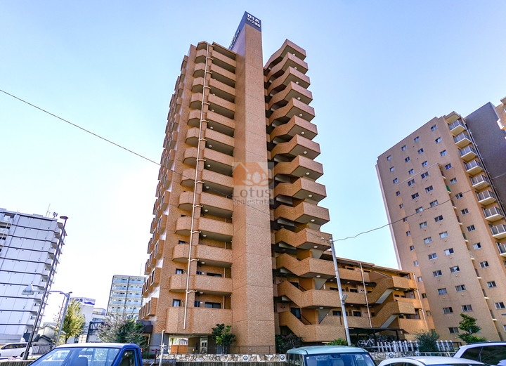 ダイアパレス四ツ木外観４｜ダイアパレス四ツ木は平成９年築の１４階建てです。京成押上線「四ツ木」駅から徒歩１０分圏内です。周辺にはスーパー、コンビニ、小中学校、図書館などあります。