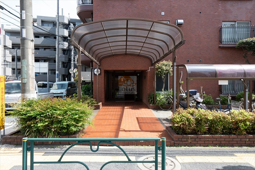 ハイメゾン千石エントランス１｜熊谷組（大手ゼネコン）による施工という信頼性の高い建物です。マンション管理も大手管理会社によって行われており、管理体制は良好です。