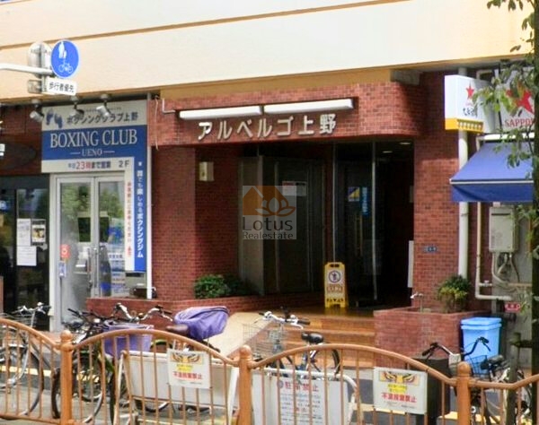 豊榮アルベルゴ上野エントランス１｜ＪＲ「上野」駅から徒歩1分、昭和通りに面した立地です。