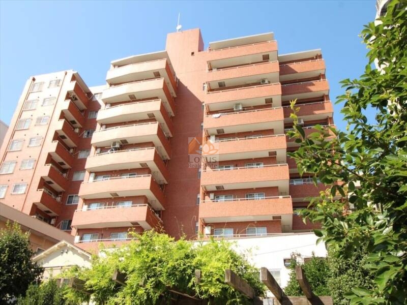 トーア滝野川マンション外観１｜トーア滝野川マンションは昭和５６年築、１１階建てのマンションです。中山道に面していて、滝野川西区民センターの並びに立地します。