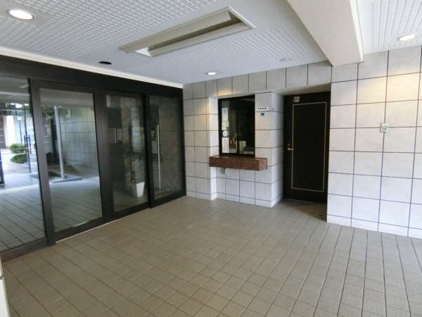 ライオンズマンション五反野駅前通り外観共用部5｜エントランスホール風除室の中です。オートロックの前に管理にスペースがあります。