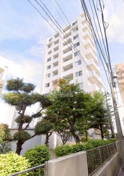 ラ・アトレ梅島外観4｜南側は区立第四中学校に隣接しています。