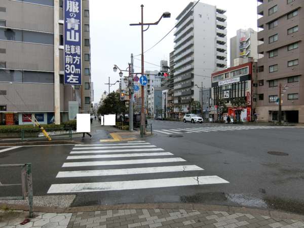 ヴェレーナ木場公園アプローチ3｜橋を渡ってすぐ現れる路地を左折します。
