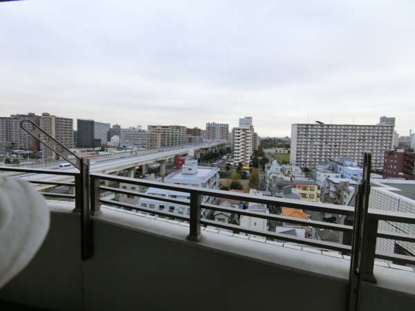 クレストフォルム東大島東向き眺望｜西側は高速道路に面していますので、窓を開け放つと音の感じはするかもしれません。しかし二重サッシになっています。