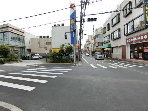 ライオンズマンション五反野駅前通りアプローチ3｜１００ｍあまり進むと信号があります。東東京信金が目印です。この交差点は通り過ぎます。