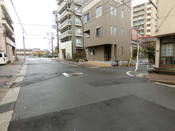ヴェレーナ木場公園アプローチ8｜交差点をすぐ右折します。