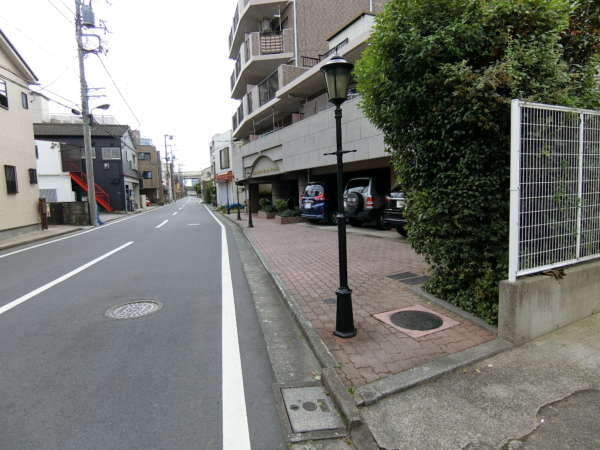 ライオンズマンション五反野駅前通りアプローチ9｜道路を渡るとすぐ物件は出てきます。街路灯などがきれいに整えられていますのですぐわかります。