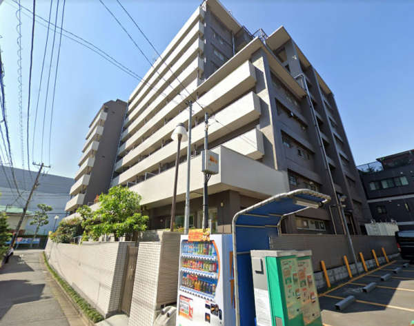 渋谷本町マンション外観２｜渋谷本町マンションは昭和４７年築の１１階建てです。初台駅から徒歩５分の立地で、近くには東京オペラシティ、新国立劇場があります。