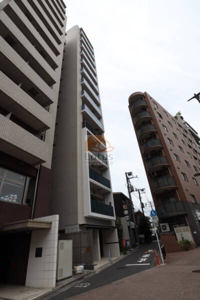 ブリリア東中野ステーションフロント外観3｜エントランス前の通路、落ち着いた雰囲気を感じさせます。