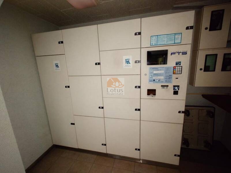 桜台ハイライズ宅配ボックス｜24時間対応の宅配ボックスが設置され、留守中の荷物受け取りも安心です。忙しい生活スタイルを支える設備が整っています。
