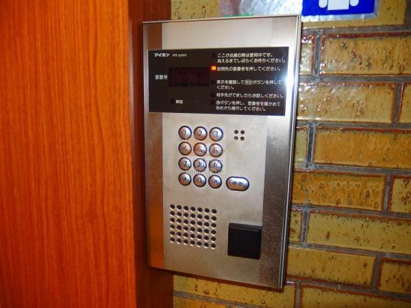 桜台ハイライズオートロック２｜２基のエレベーターが並び、朝の混雑時もスムーズな移動をサポートします。階数に応じた停止階の分かれた効率的な動線設計です。
