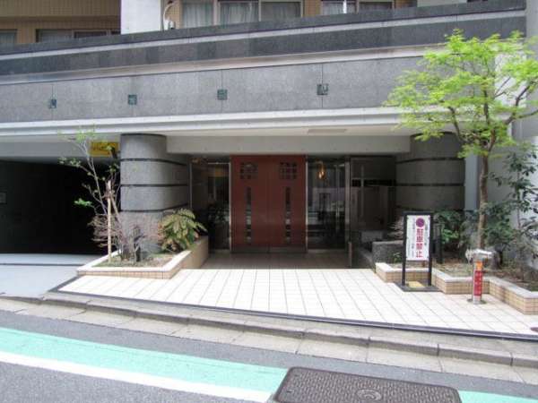 ジェイパーク渋谷神泉エントランス１｜エントランスはオートロック完備しています。