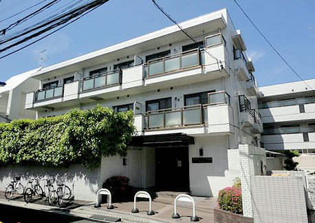 ワコー護国寺マンション外観２｜ワコー護国寺マンションは昭和５７年築、３階建て低層マンションです。エレベーターはありません。周辺は閑静な住宅地です。