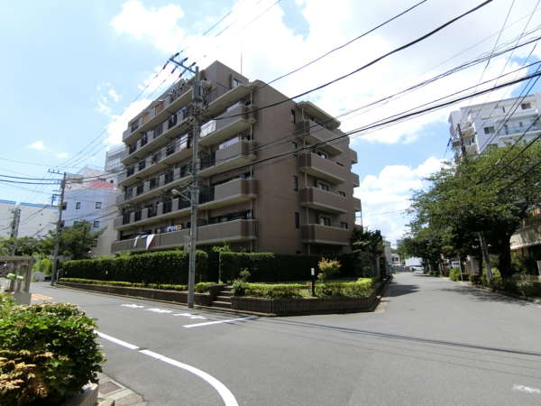 フェアロージュ葛西外観共用部2｜フェアロージュ葛西は平成８年築の８階建てです。周辺は閑静な住宅街です。