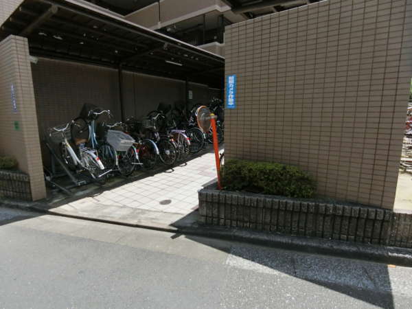 フェアロージュ葛西外観共用部1｜エントランスに向かって右手に駐輪場が配置されています。