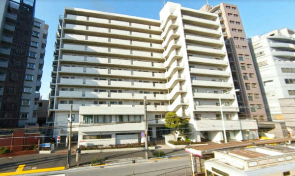 サンファミール西早稲田外観２｜サンファミール西早稲田は、昭和57年築、白を基調とした堂々たる外観が印象的な地上11階建てマンション。新目白通りに面しながらも、周辺は比較的静かな住環境に包まれています。