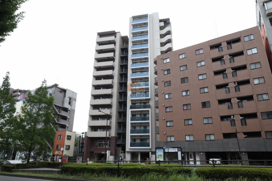 ブリリア東中野ステーションフロント外観2｜ガラス手すりを採用したバルコニーが整列し、14階建のフォルムが目を引きます。