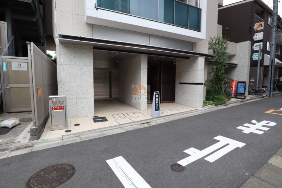 ブリリア東中野ステーションフロントエントランス1｜エントランスには庇が設けられ、雨の日の出入りも安心です。