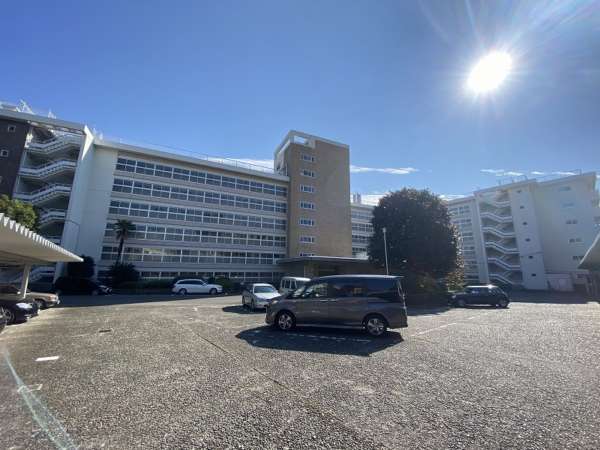 目白台ハウス外観２｜目白台ハウスは昭和37年築の８階建てヴィンテージマンションです。「江戸川橋」駅から徒歩６分です。江戸川公園に沿った静かな住宅時です。近くには小学校、ホテル椿山荘があります。