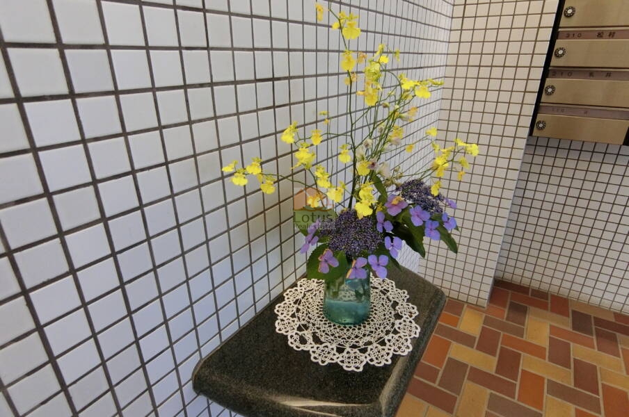 チュリス桜上水共用部3｜エントランスには来客を出迎えるように花がしつらえてありました。