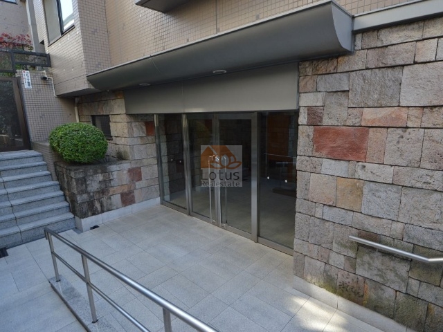 エスナ市ヶ谷エントランス１｜周辺は閑静な住宅街です。