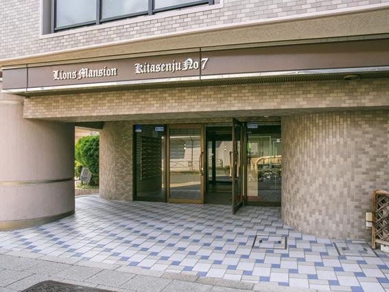 ライオンズマンション北千住第7 (5)｜エントランス前は、広々としたスペースがあり、堂々とした存在感を放っています。