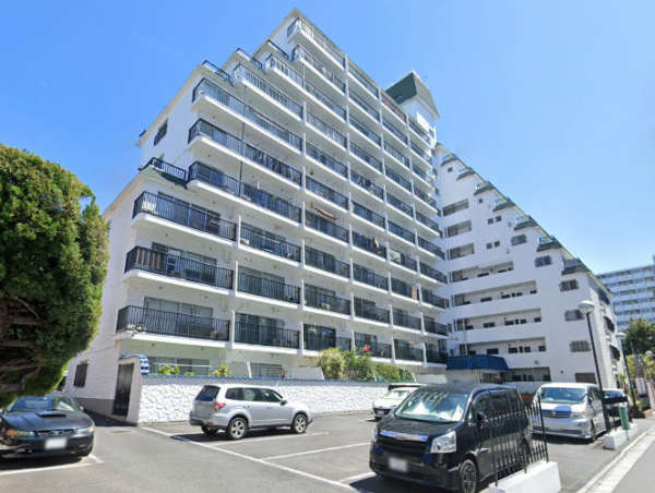 秀和深川森下町レジデンス外観１｜秀和レジデンスシリーズのマンションは、青い屋根、白い壁、アイアン塀、バルコニーなどが特徴的で、南欧風のデザインが特徴的です。