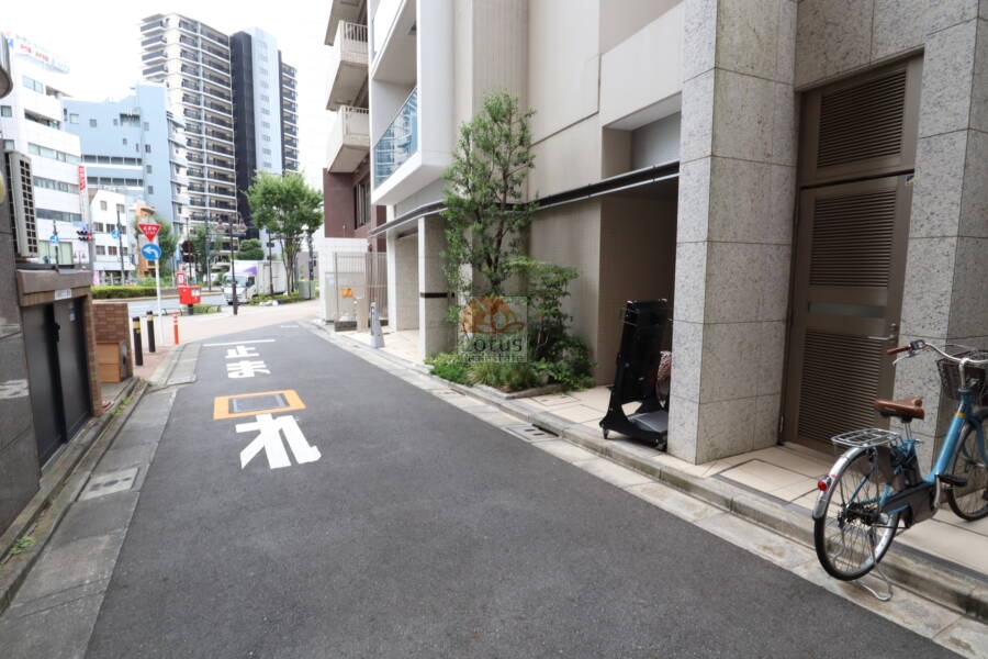ブリリア東中野ステーションフロント共用部3｜エントランス前の道路の様子。駅近ながら落ち着いた通行環境です。