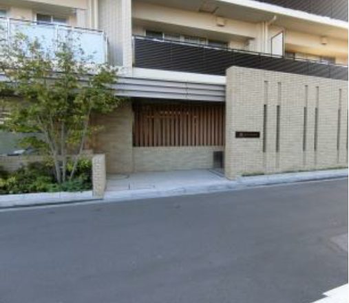 ザ・パークハウス亀戸エントランス１｜ＪＲ総武線「亀戸」駅、都営新宿線「大島」駅が利用できます。