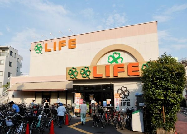 ライフ中野駅前店600｜徒歩3分に「ライフ中野駅前店」があります。