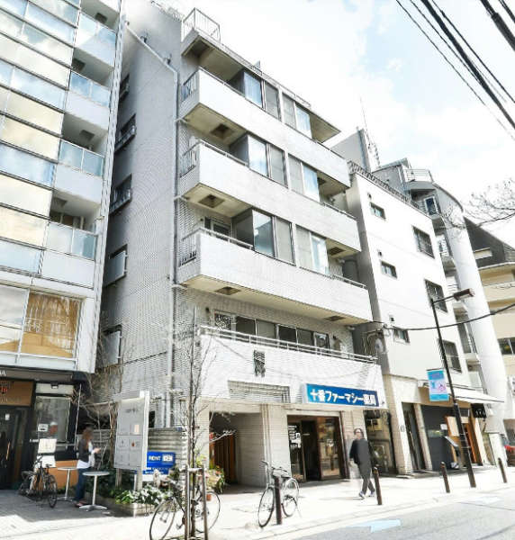 キャッスルマンション麻布外観３｜キャッスルマンション麻布は昭和５８年築、８階建てのマンションです。麻布十番駅から徒歩５分圏内の便利な立地です。