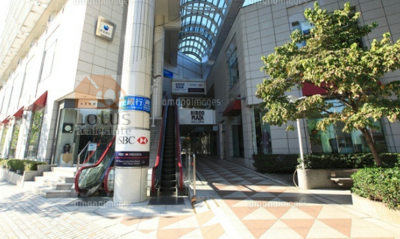 広尾プラザ｜「広尾プラザ」まで徒歩3分です。カフェ・レストラン・アパレルショップなどが入った広尾駅前のショッピングモールです。1階にはスーパーマーケット「明治屋広尾ストアー」が入っています。