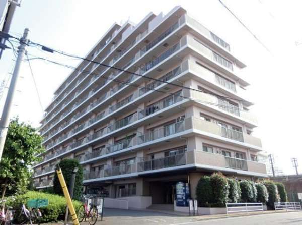 レックス北千住は平成１１年築、10階建のマンションです。周辺は倉庫などの工業地帯で、近くにトラックが行き来することはありますが、意外と静かな立地です。