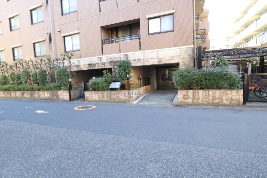 マイキャッスル西葛西エントランス1｜奥行きのあるアプローチ周りには緑豊かな植栽や美しい景観が配されており、居住者や訪れる人々を心地よく迎えてくれます。