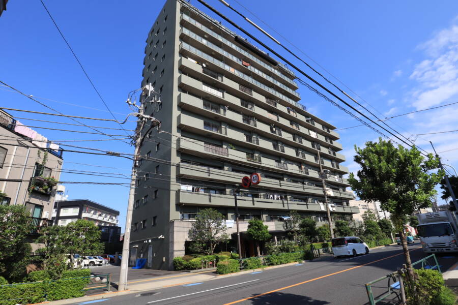 モアクレスト堀切菖蒲園外観2｜平和橋通りに面した立地です。