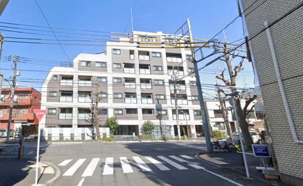 グローリオ文京茗荷谷外観３｜グローリオ文京茗荷谷は平成２８年７月完成、７階建てマンションです。千川通りに立地します。近隣には小石川植物園や筑波大学東京キャンパスなどのほか、コンビニやスーパーもあります。