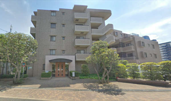 アルカサル西新井外観１｜アルカサル西新井は平成７年築、５階建てのマンションです。周辺は閑静な住宅地です。徒歩５分圏内にアリオ西新井があり便利です。