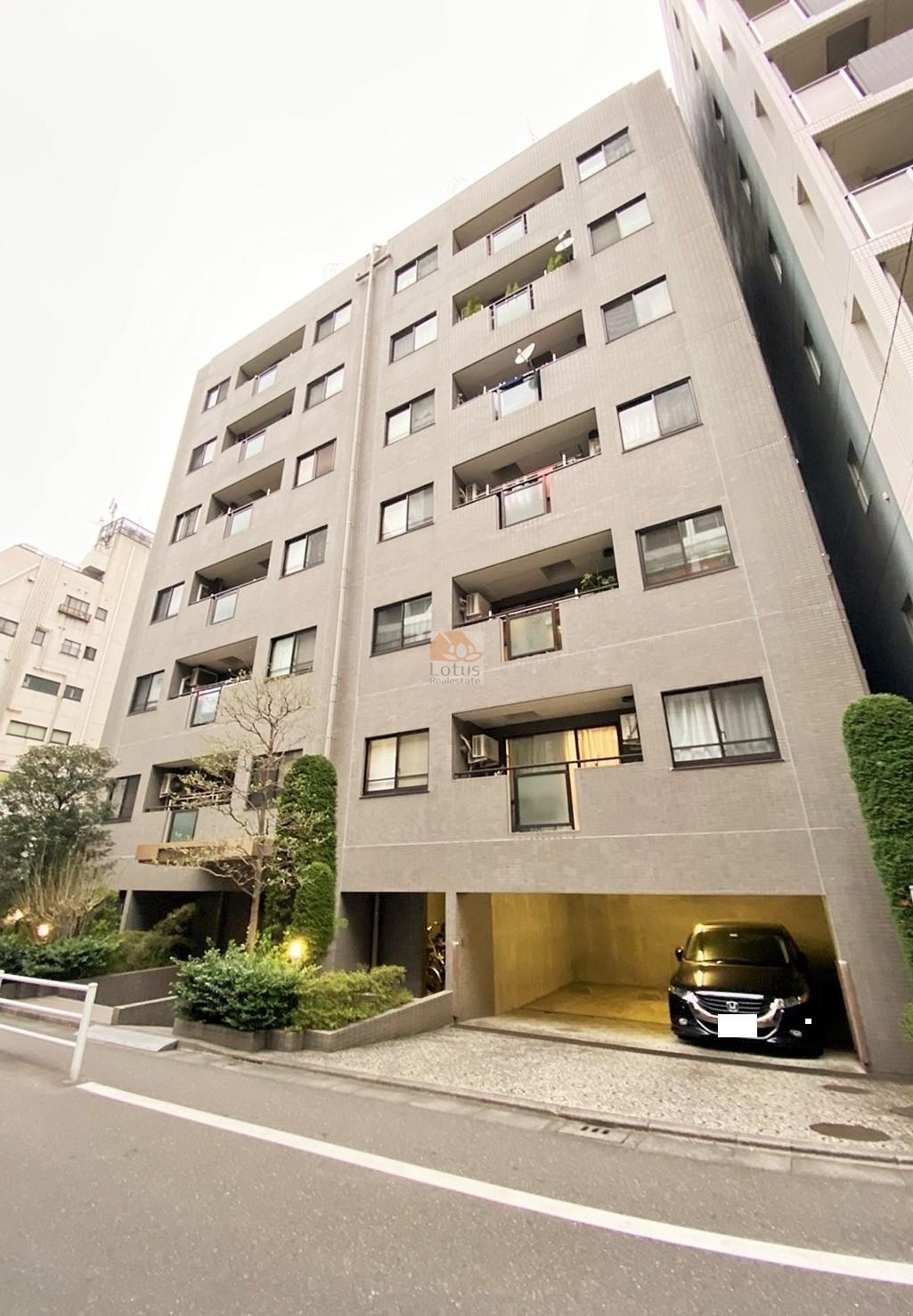 新川エリアの街並みに自然に溶け込む、落ち着いた色調の外観です。総戸数21戸という規模感がつくる穏やかな密度が、通りの喧騒をやわらかく遮ります。車の走行音が遠くに感じられる距離感も、都心生活にとってちょうどよいバランスといえます。