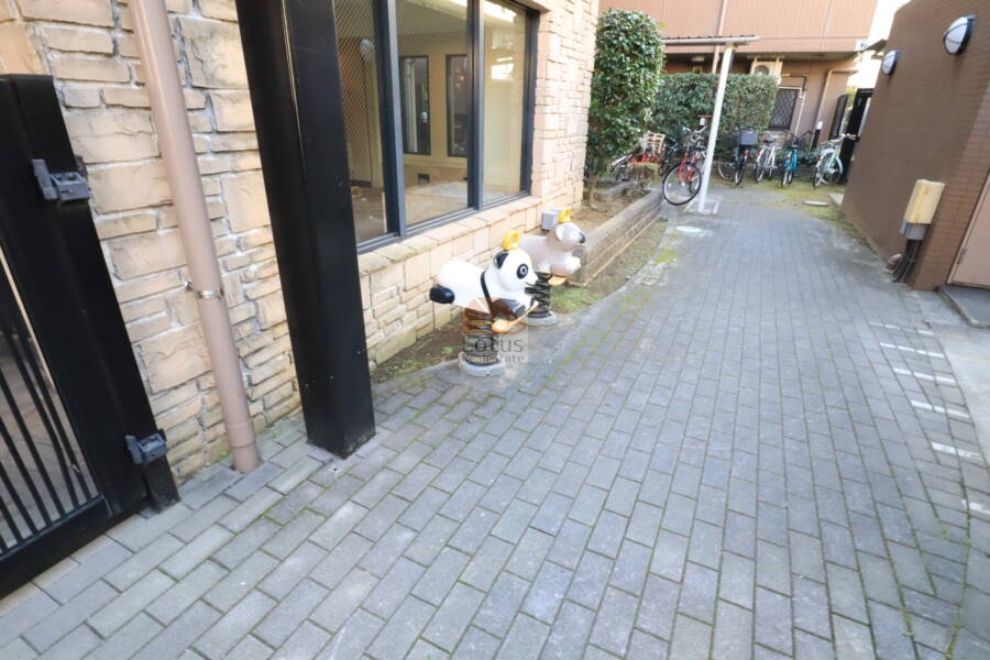 マイキャッスル西葛西共用部5｜敷地内には小さなお子様用の遊具も設置されており、ファミリー層にとっても快適な環境です。