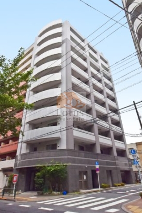 ダイナシティ練馬桜台の外観。白とグレーの配色が印象的な10階建ての外観は、千川通りの角地に建ち、街並みにほどよく調和しています。全27戸の落ち着いた規模ながら、存在感あるフォルムが特徴です。ダイナシティ練馬桜台は、平成19年築、10階建てのマンションです。
