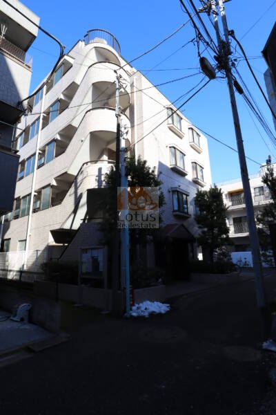 マンション文京小桜橋外観1｜マンション文京小桜橋は平成1年築、5階建てのマンションです。周辺は低層住宅や低層マンションが並ぶ住宅地の一画です。