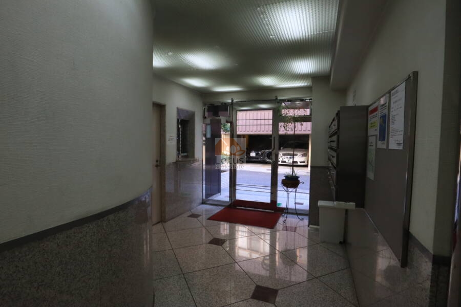 マンション文京小桜橋共用部2｜エントランスホールの内側から外側を見た様子です。